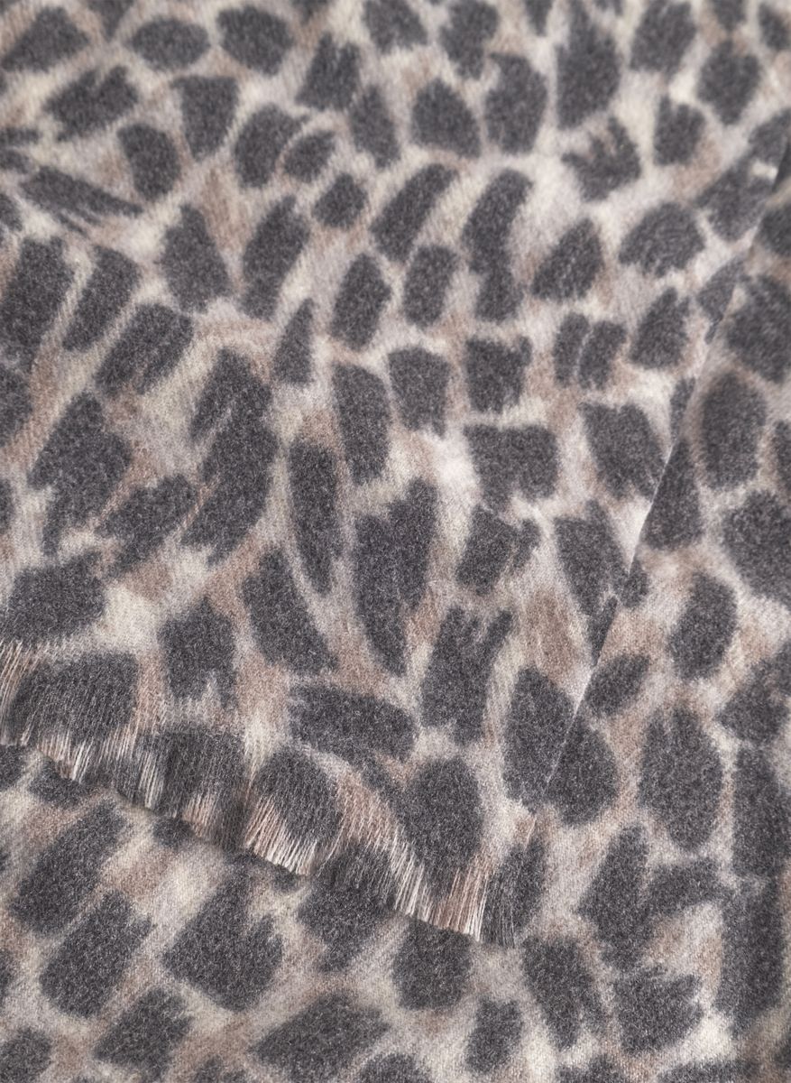 kaschmirweicher Schal mit Allover-Leoprint