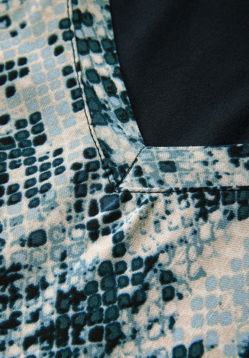 V-Neck Shirt mit Snake Print