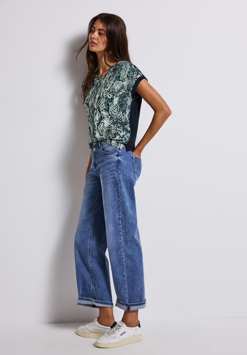 V-Neck Shirt mit Snake Print