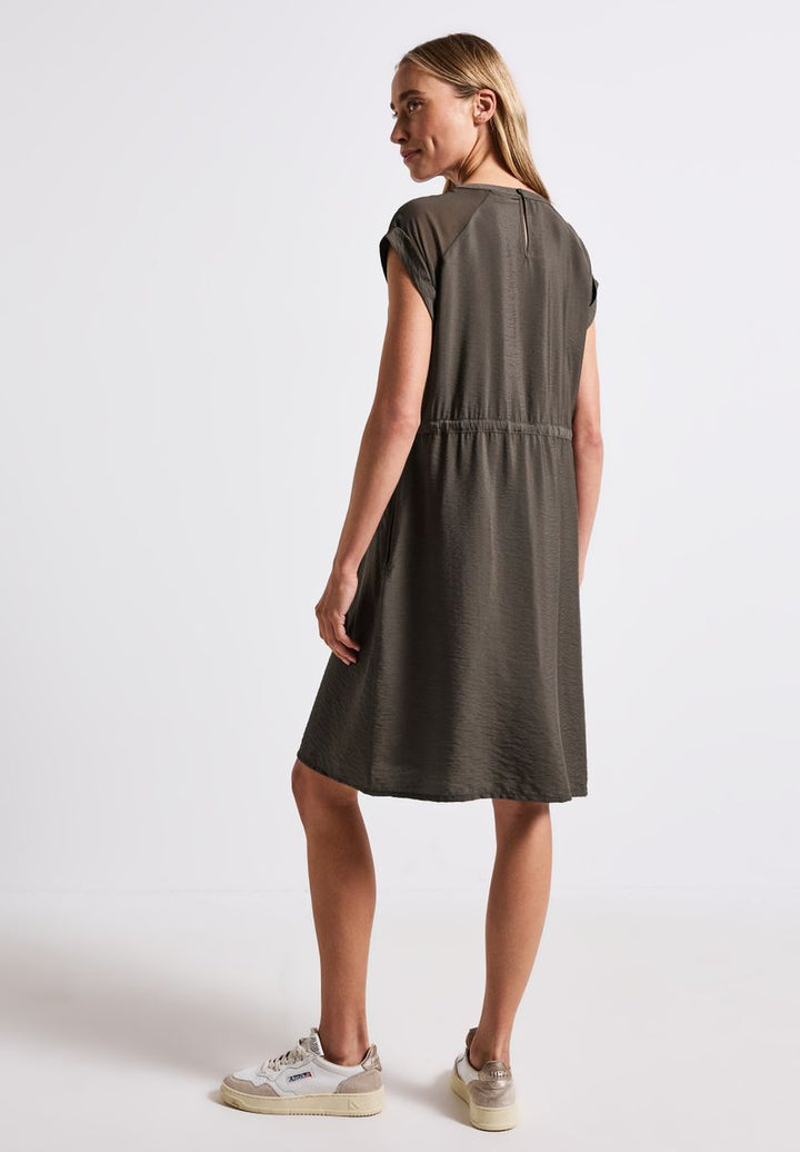 Kleid mit Mesh-Details
