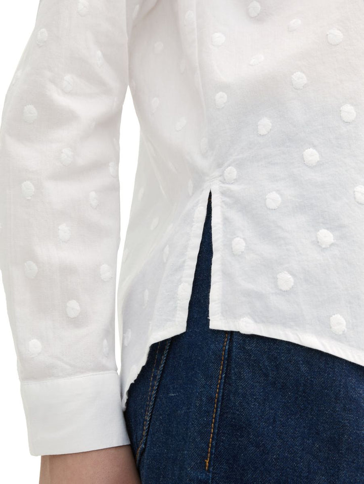 Hemdbluse mit gepunkteter Struktur