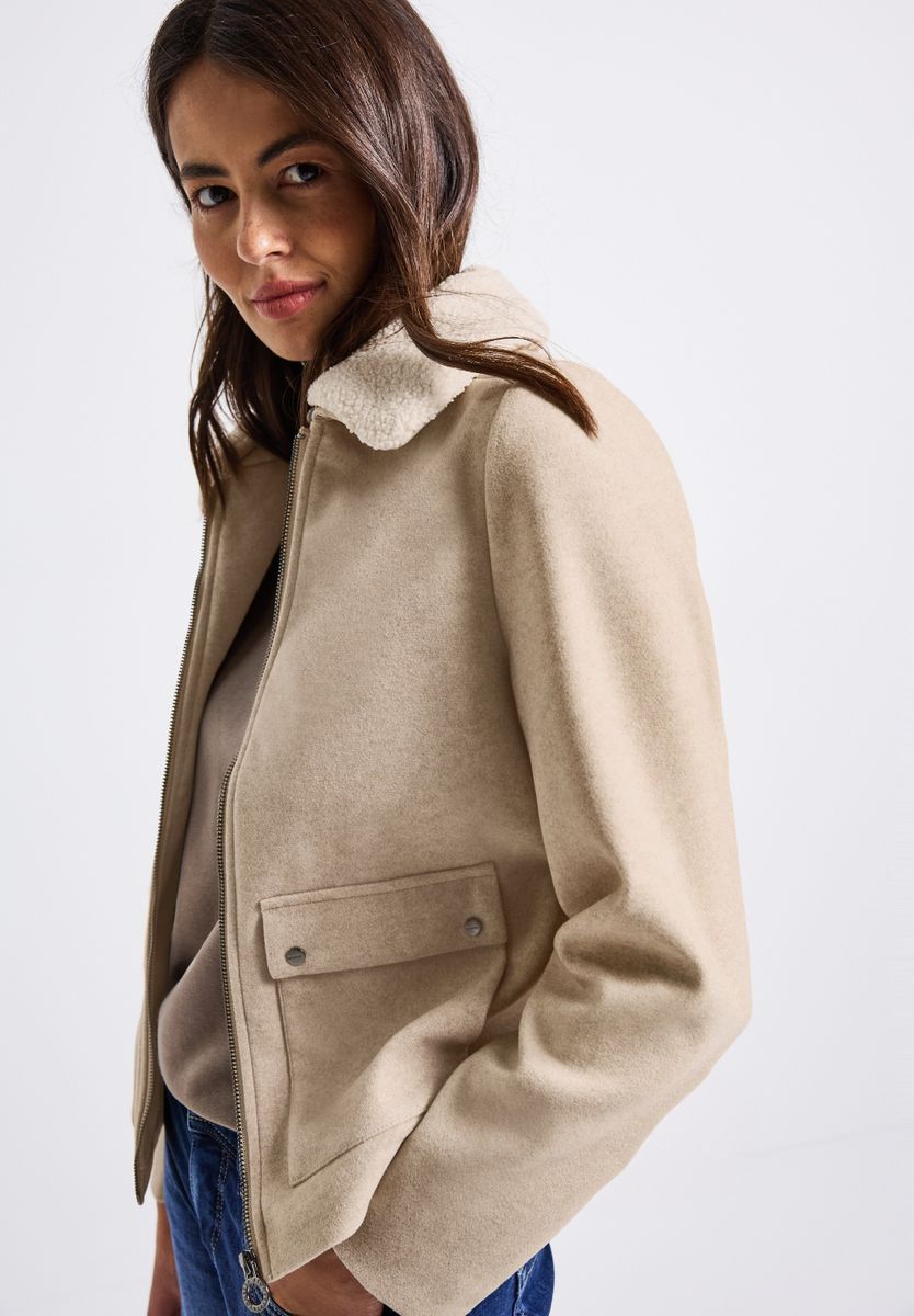 Jacke mit abnehmbarem Kragen