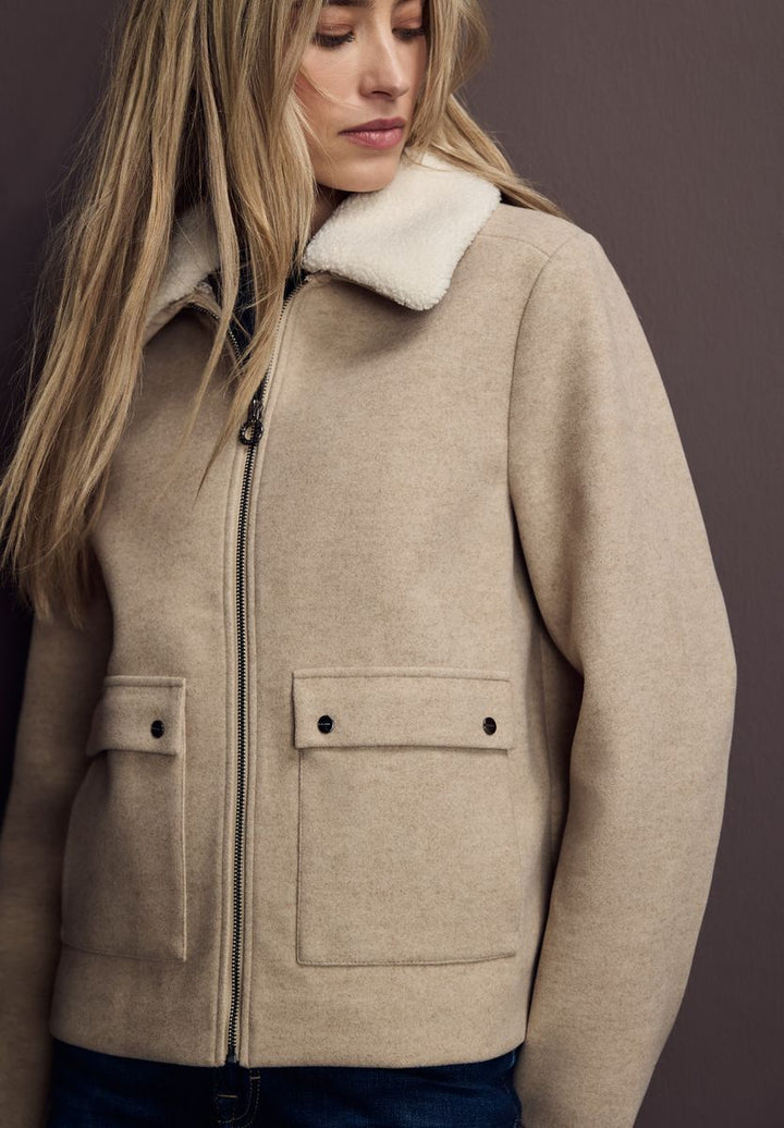 Jacke mit abnehmbarem Kragen