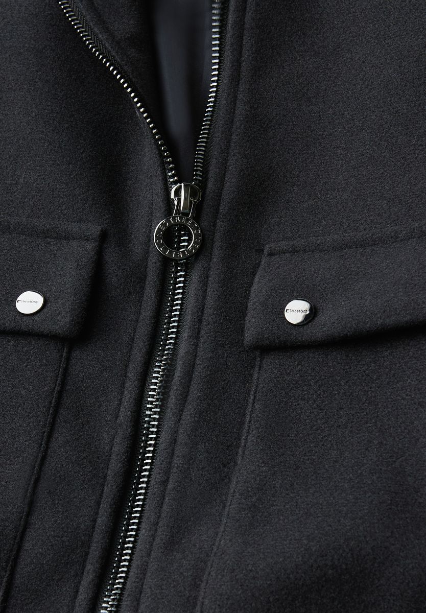 Jacke mit abnehmbarem Kragen