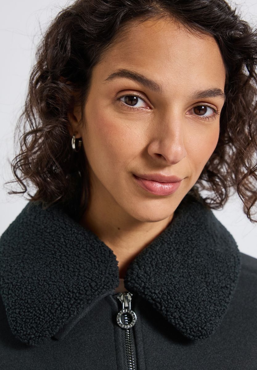 Jacke mit abnehmbarem Kragen