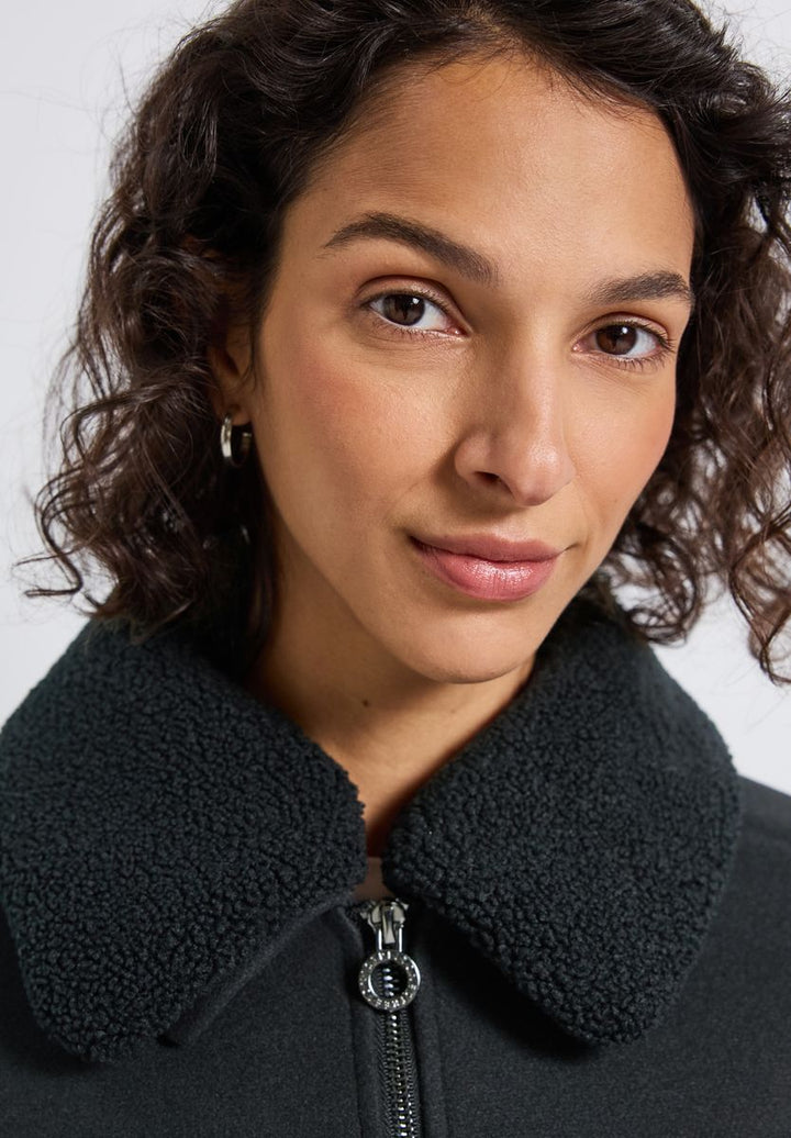 Jacke mit abnehmbarem Kragen
