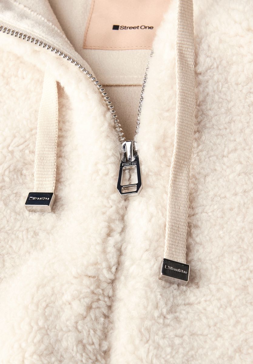 Teddyjacke mit Kapuze