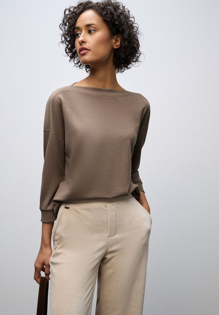 Shirt mit U-Boot-Ausschnitt