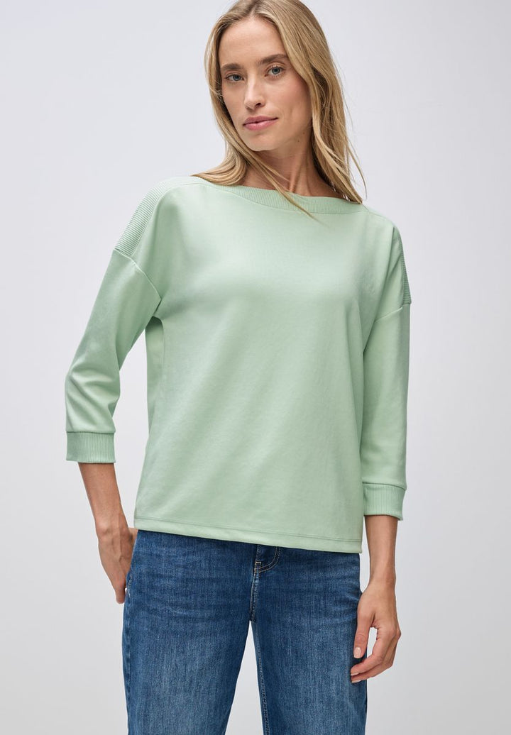 Shirt mit U-Boot-Ausschnitt