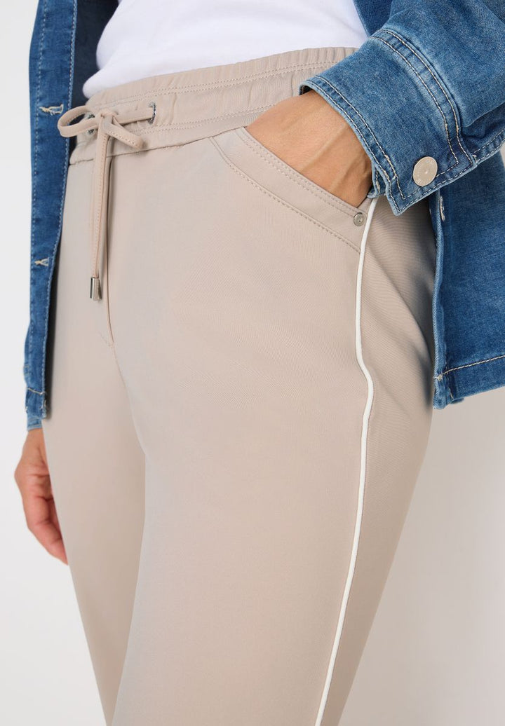 Hose mit Gallonstreifen