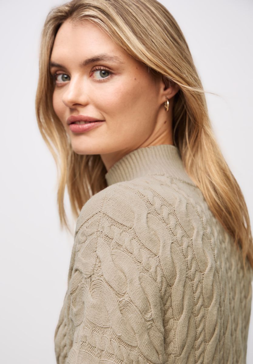 Pullover mit Zopfmuster