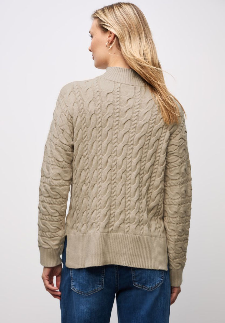 Pullover mit Zopfmuster