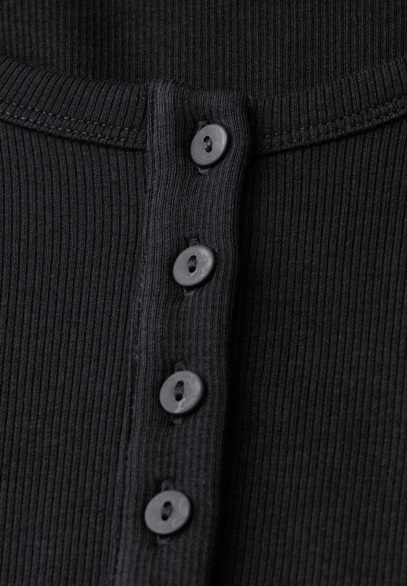Rippshirt mit Knopfdetail