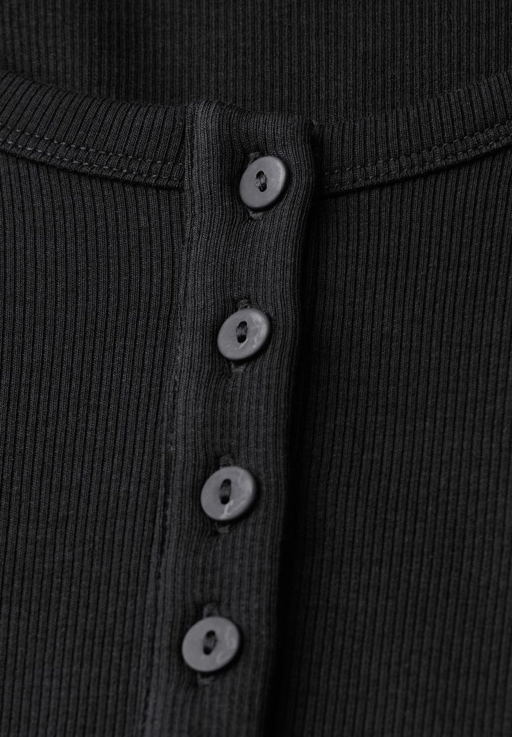 Rippshirt mit Knopfdetail