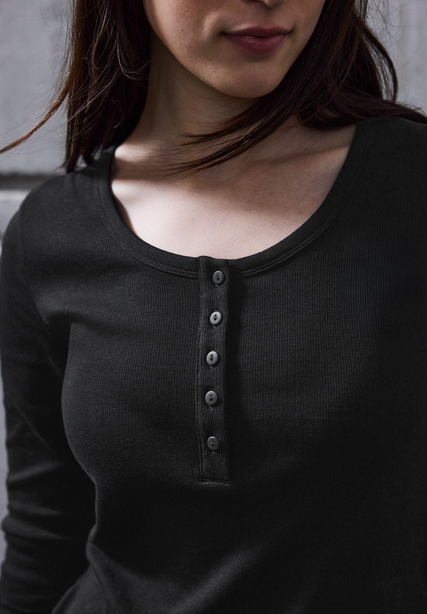 Rippshirt mit Knopfdetail
