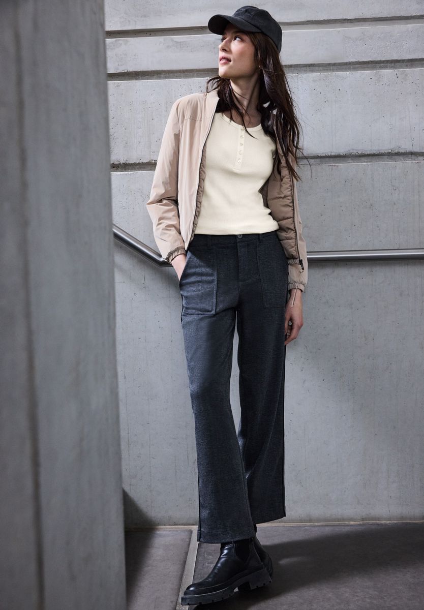 Rippshirt mit Knopfdetail