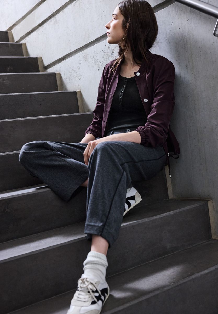 Rippshirt mit Knopfdetail