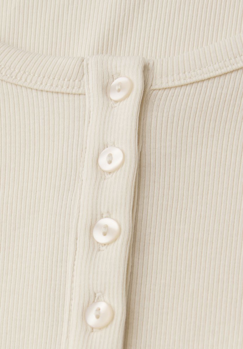 Rippshirt mit Knopfdetail