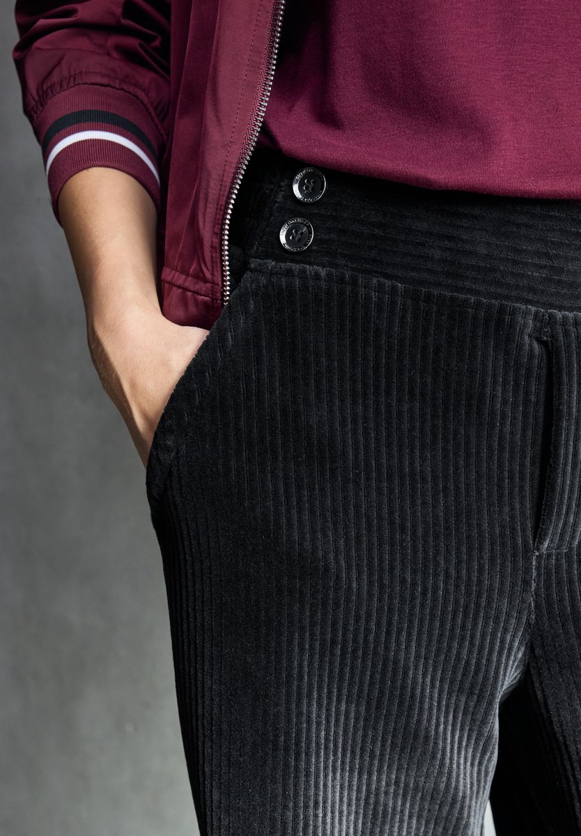 Straight Leg Cordhose