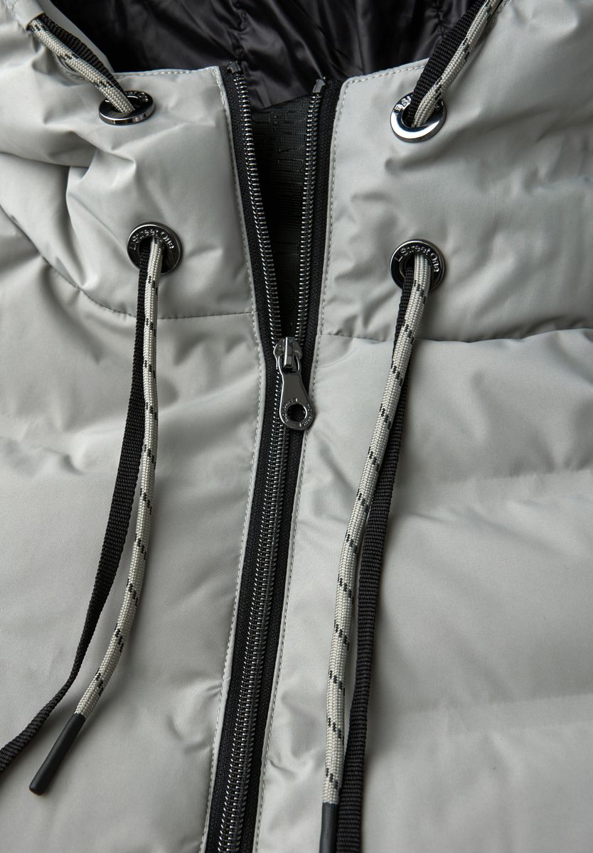 Jacke mit geklebten Nähten