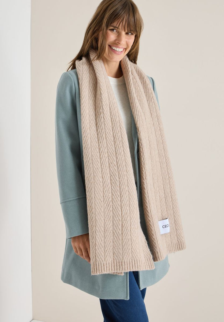 Strickschal mit Struktur