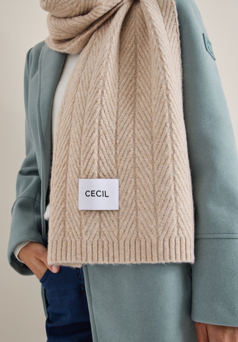 Strickschal mit Struktur