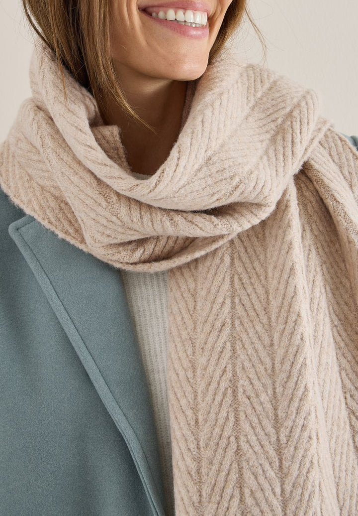 Strickschal mit Struktur