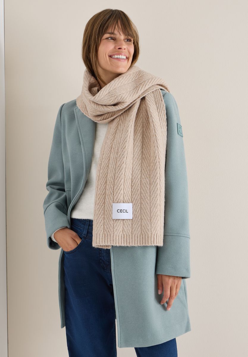 Strickschal mit Struktur