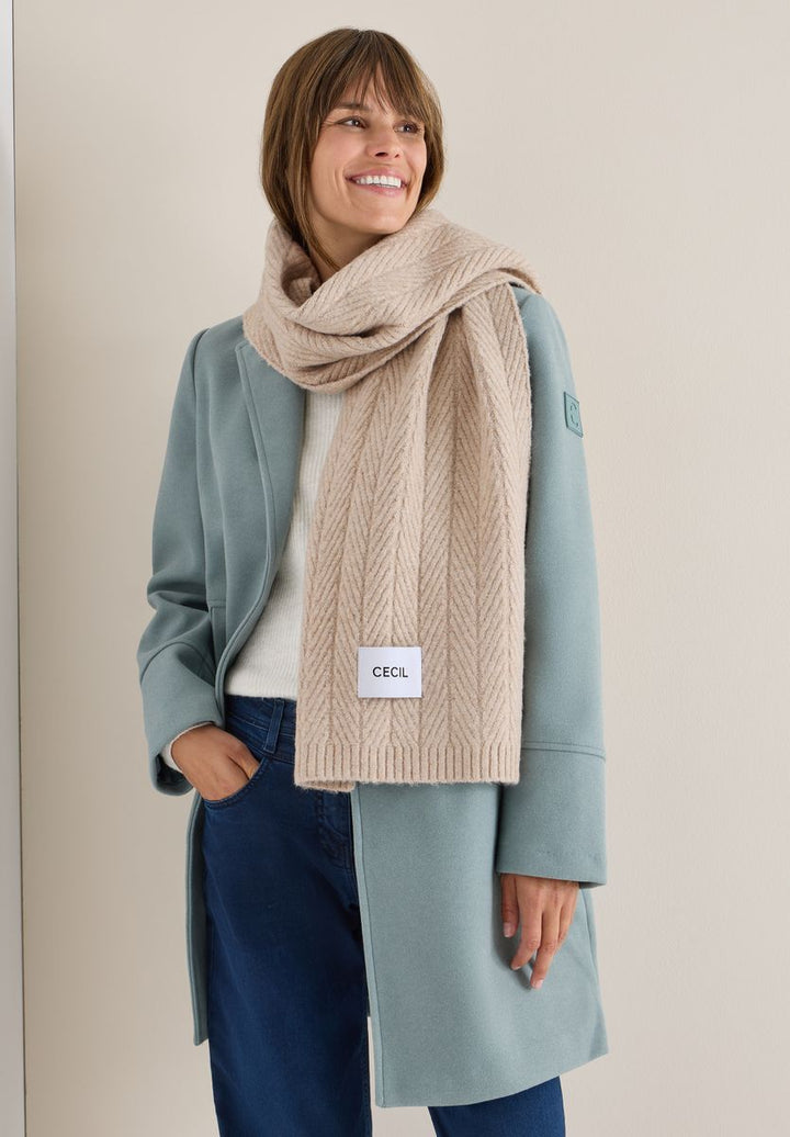 Strickschal mit Struktur