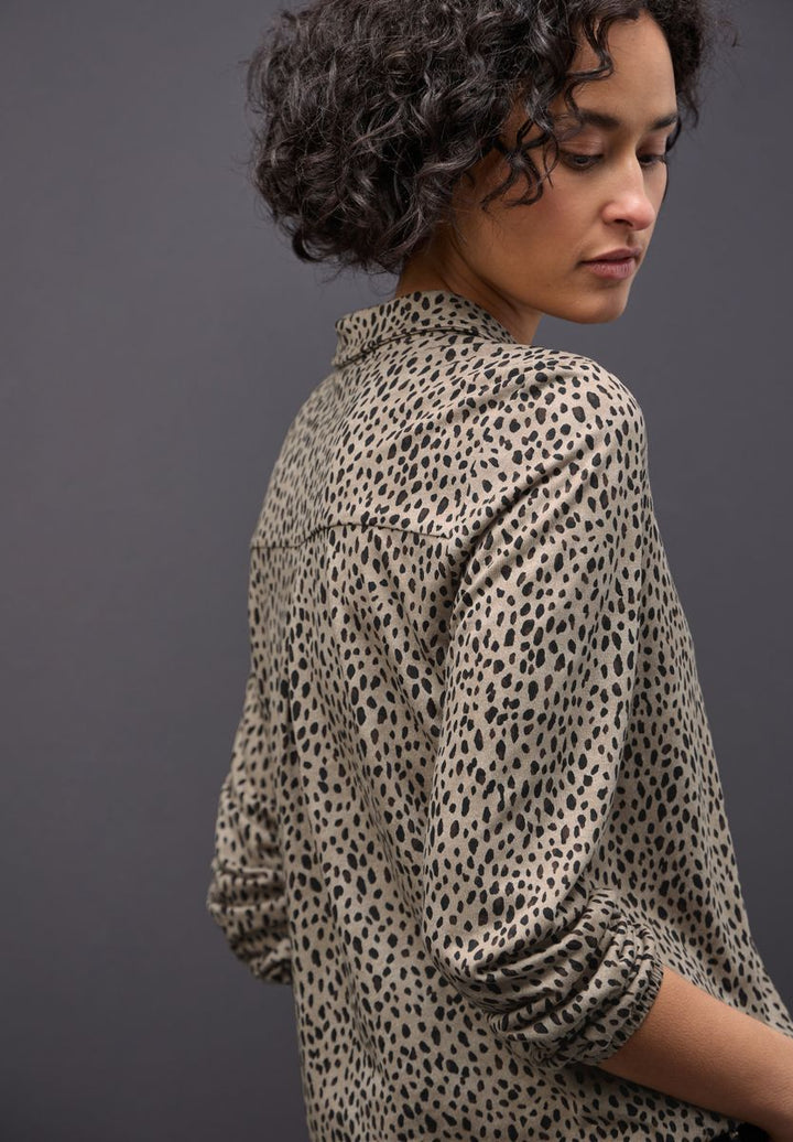 Leo-Shirt mit Hemdkragen