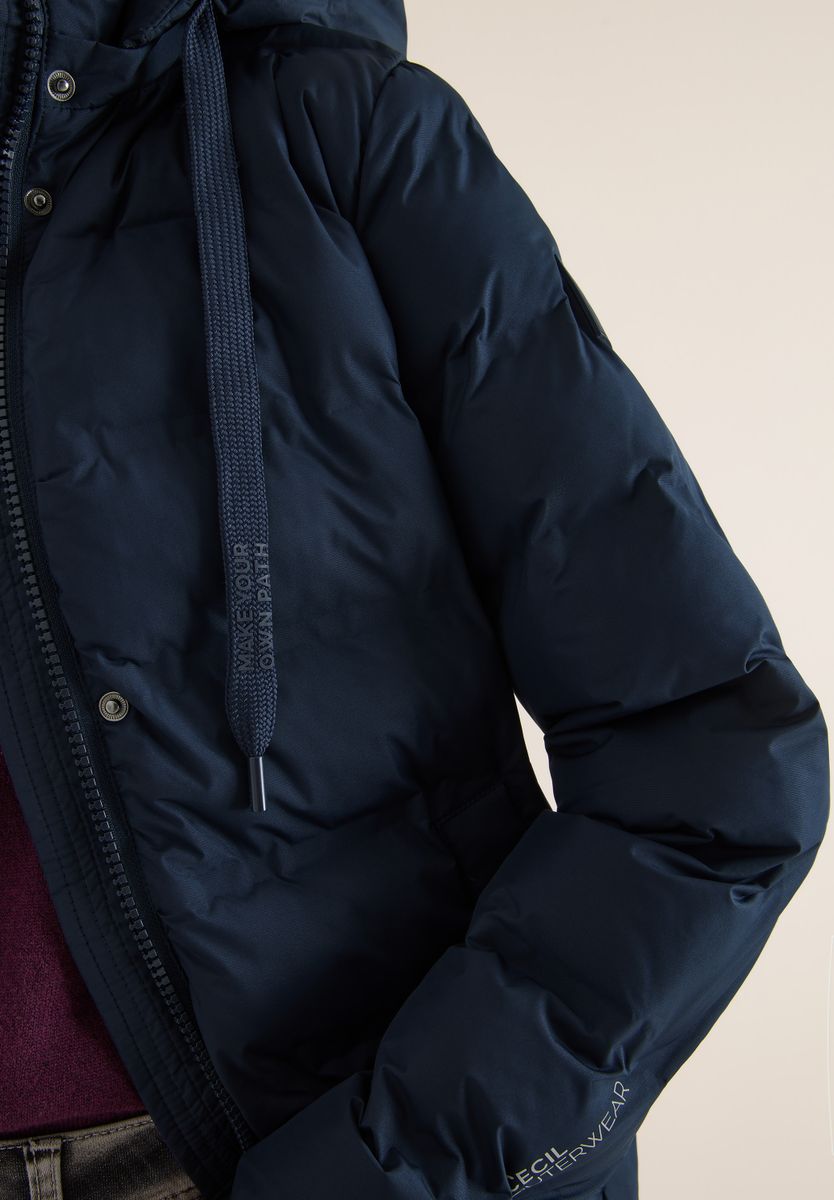 Mantel mit verklebten Nähten