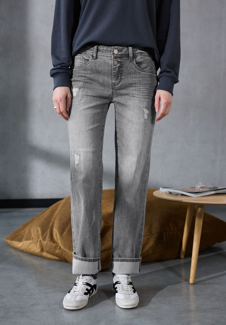 Jeans mit Destroyed Details