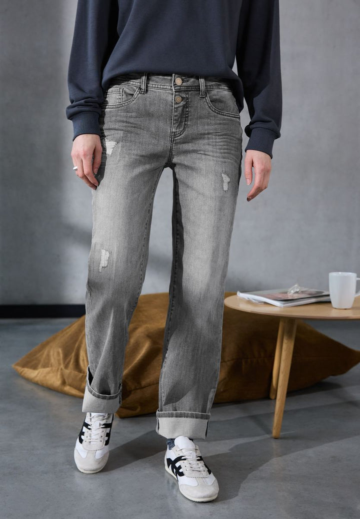 Jeans mit Destroyed Details