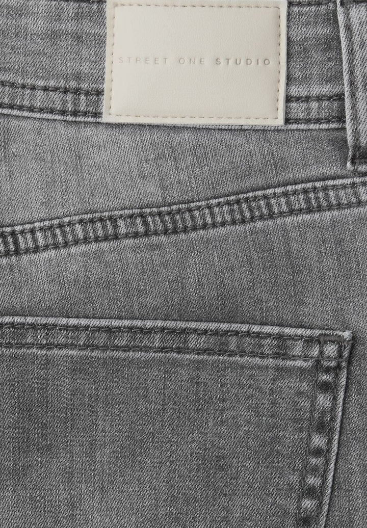 Jeans mit Destroyed Details