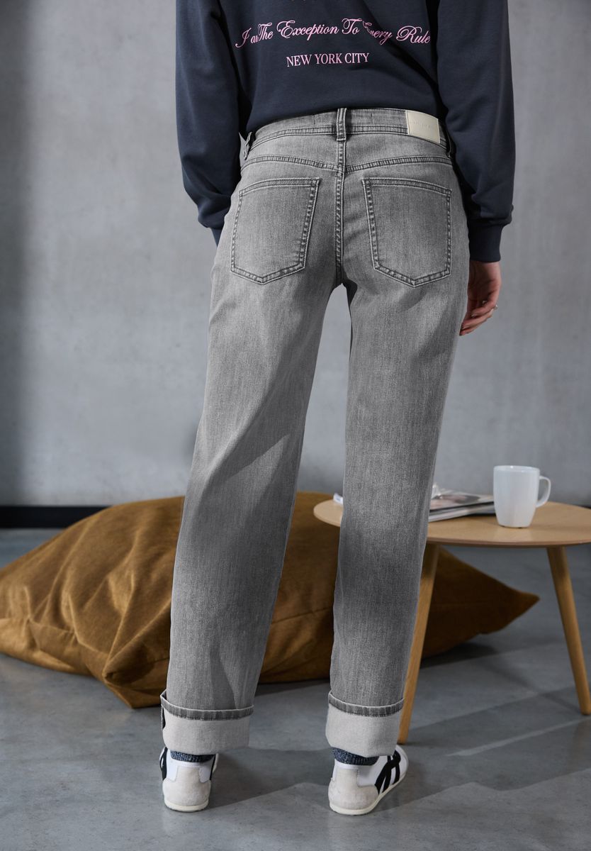 Jeans mit Destroyed Details