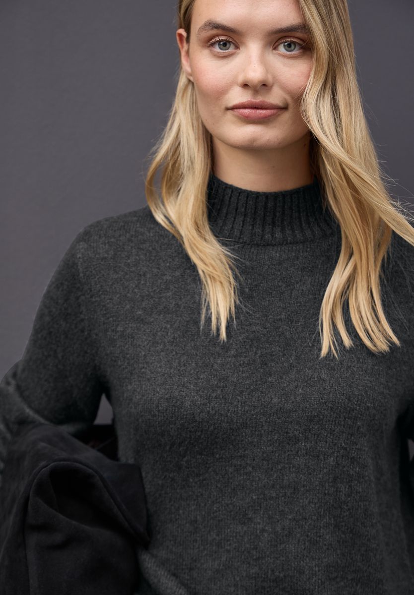 Basic Turtleneck Pullover