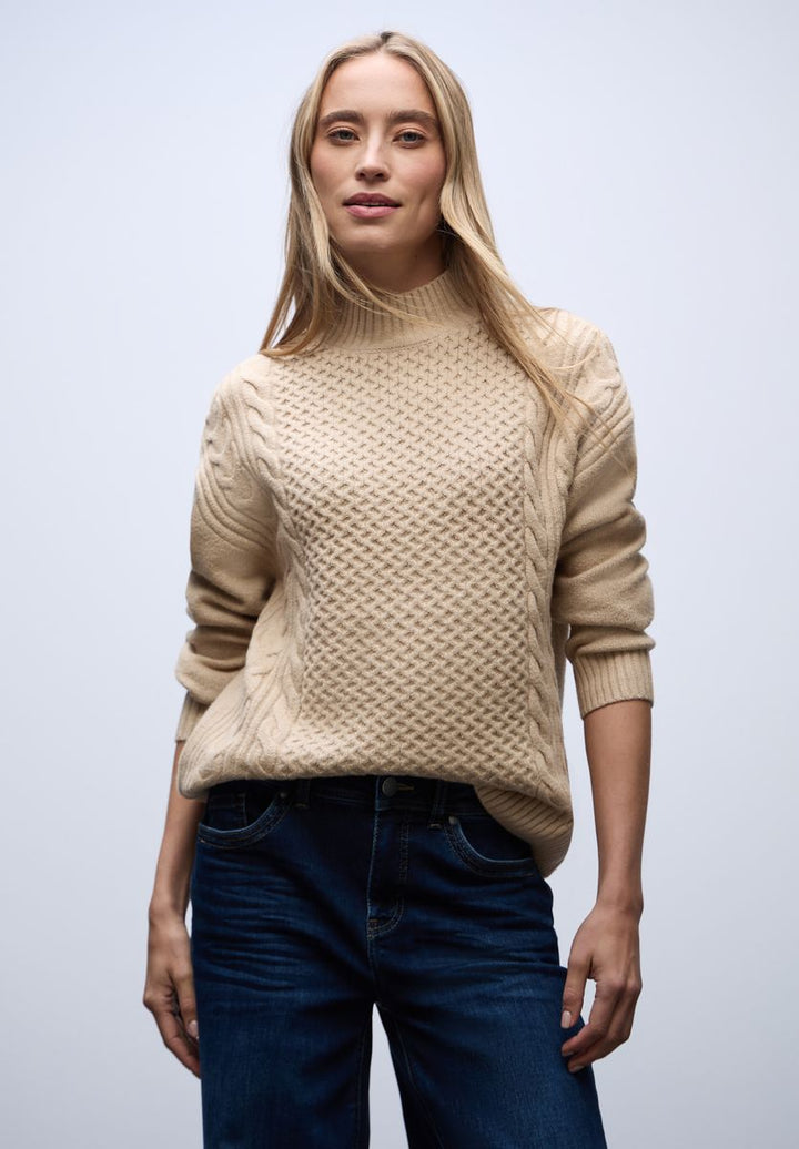 Pullover mit Strickmuster