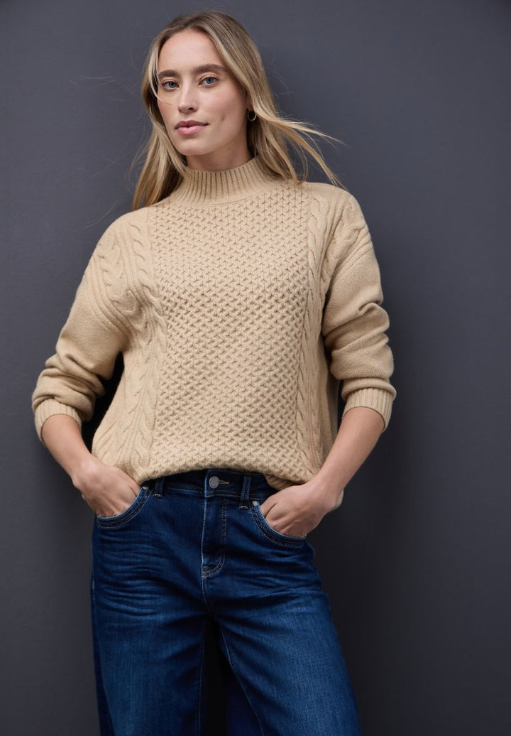 Pullover mit Strickmuster