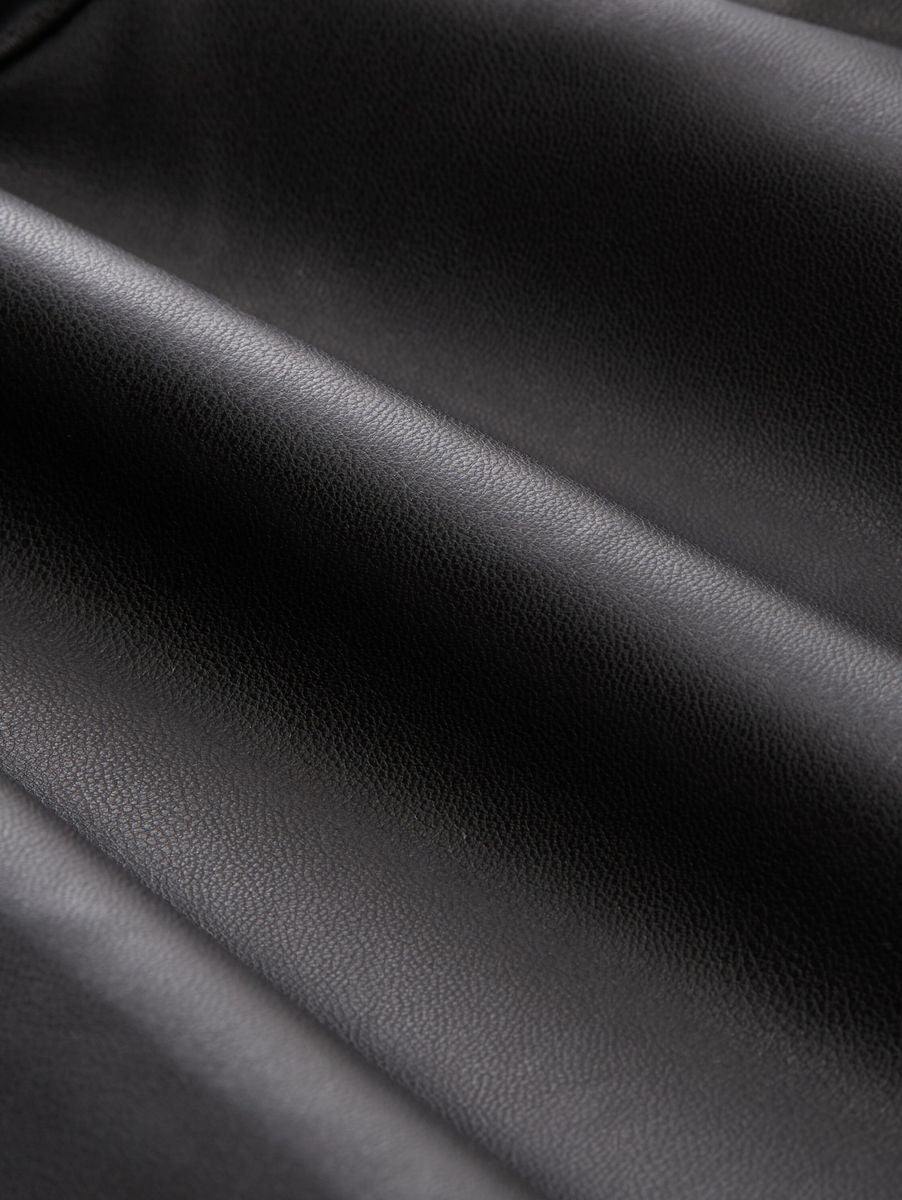 Shorts in Lederoptik