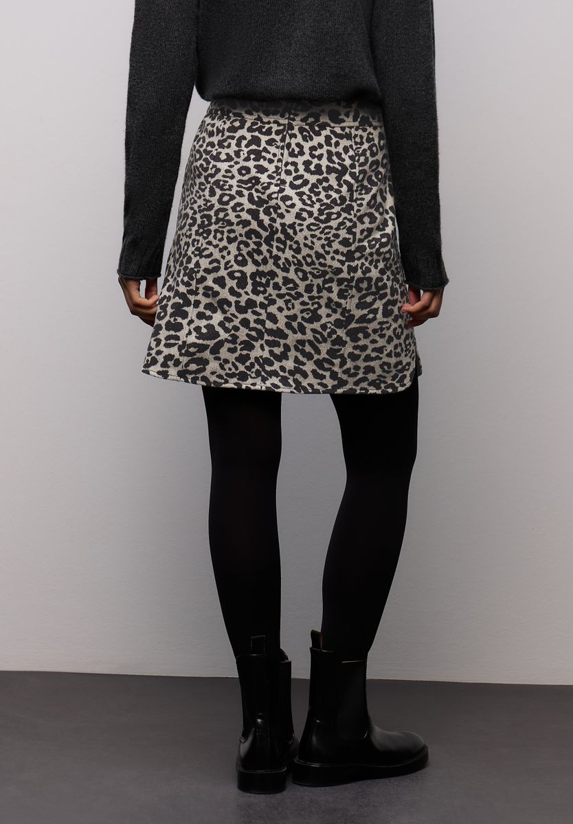 Rock in Wolloptik mit Nieten