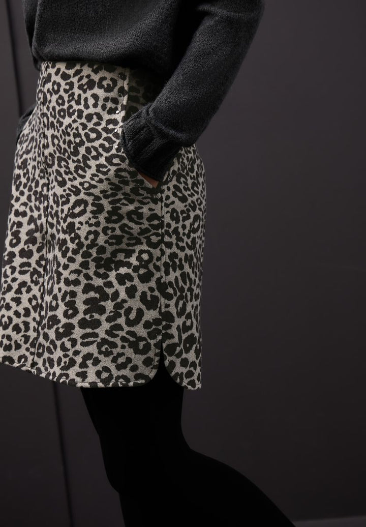 Rock in Wolloptik mit Nieten