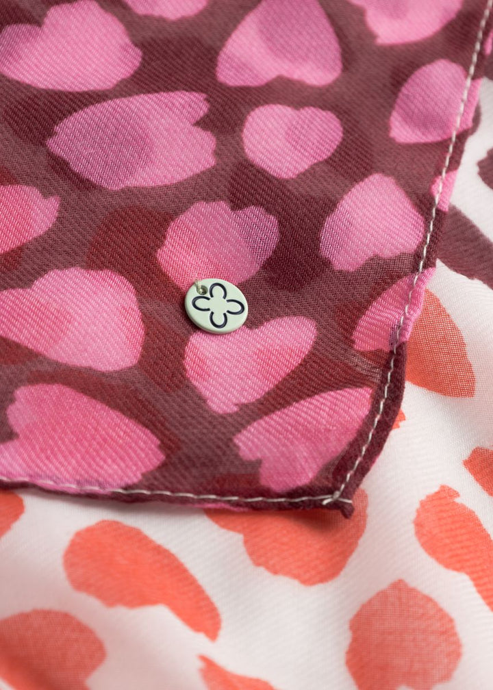 Schal aus recyelter Polyesterware mit gedrucktem Herzmuster