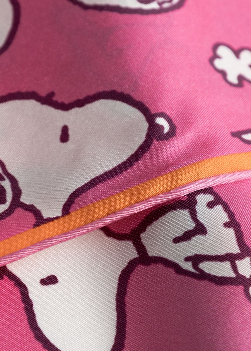 Peanuts Nickituch aus reiner Seide mit  SNOOPY ALL OVER-Muster
