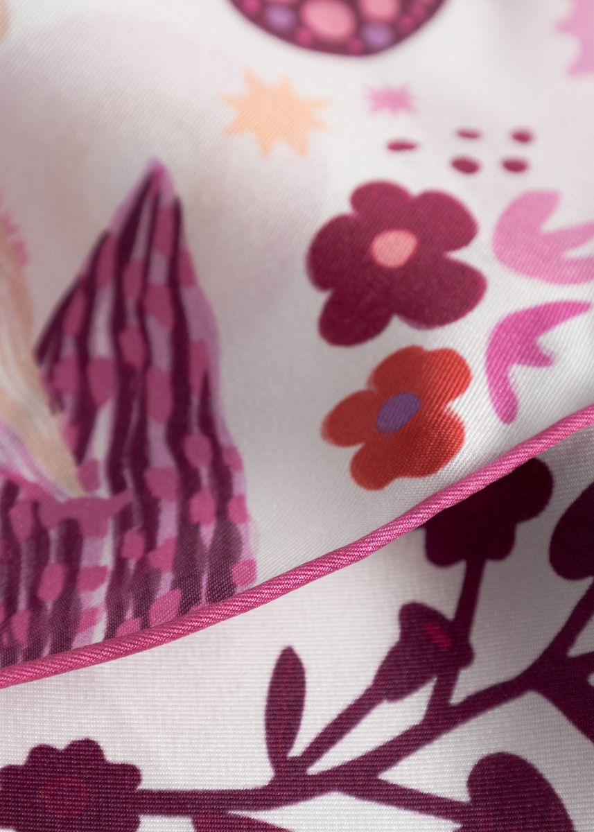 Premium Nickituch aus reiner Seide mit SUPERWOMAN-Motiven