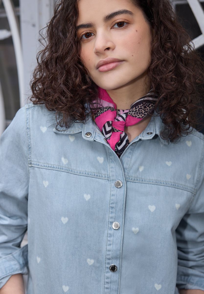 Hemdbluse mit Herzdetails