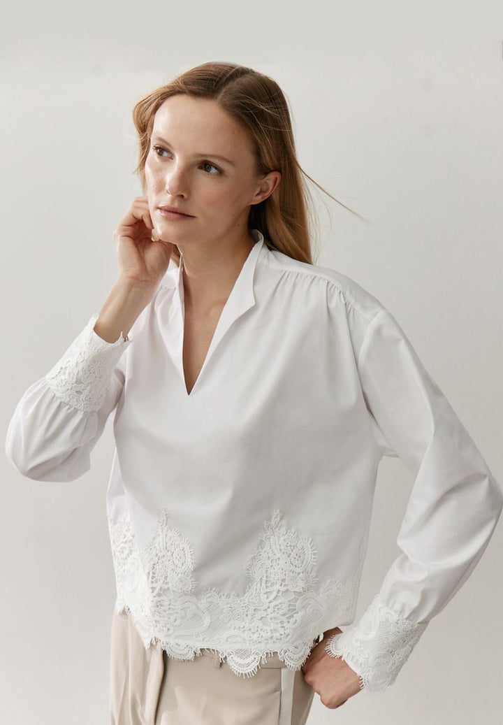 Bluse mit Spitzenbesatz