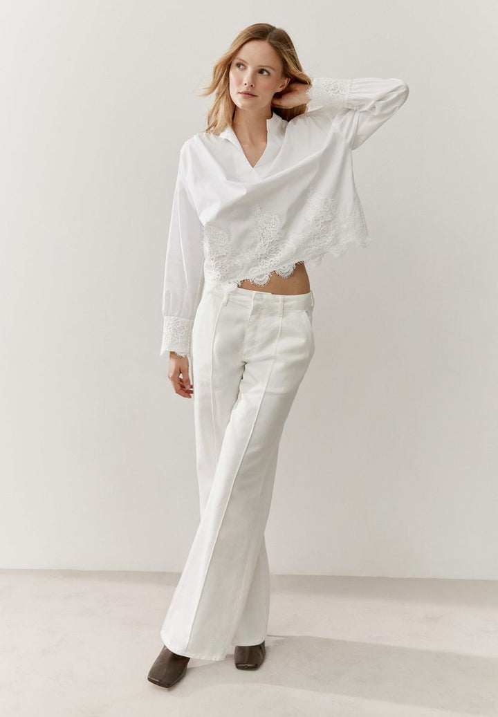 Bluse mit Spitzenbesatz