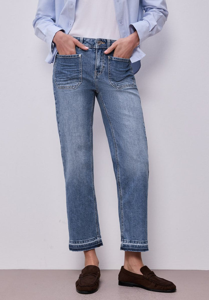Straight Leg Jeans mit Saumdetail