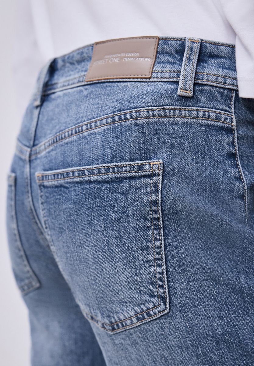 Straight Leg Jeans mit Saumdetail