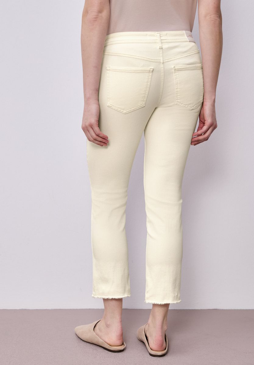 Straight Leg Jeans mit fransigem Saum